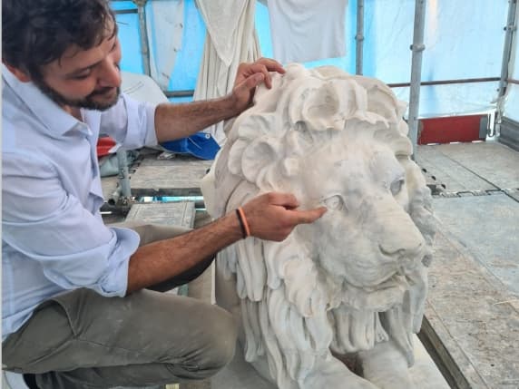 Monza, completato il restauro del leone danneggiato dai vandali a Capodanno. Il Comune: chiederemo i danni ai responsabili