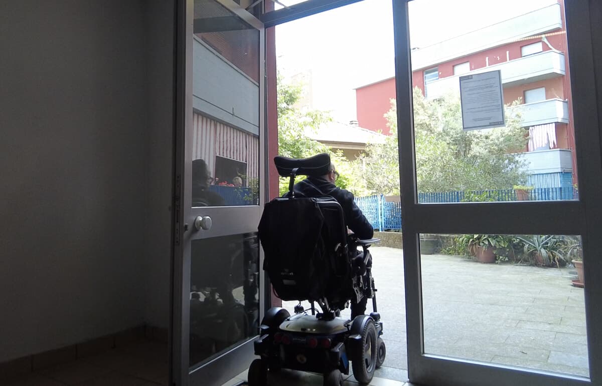 Se perdi la residenza, perdi tutto. Il dramma di chi vive da invisibile