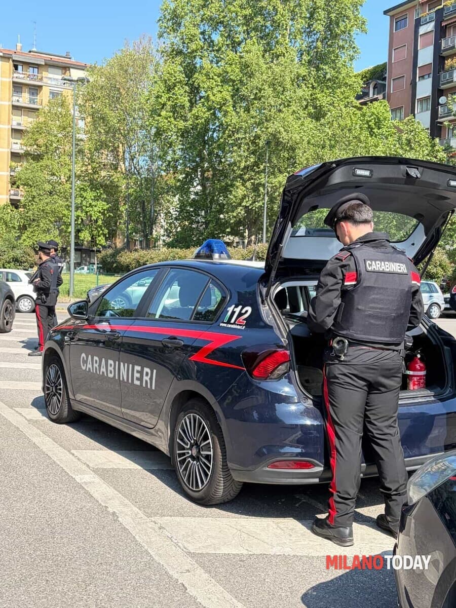 Inseguimento da film alle porte di Milano: scappa all'alt sulla moto rubata