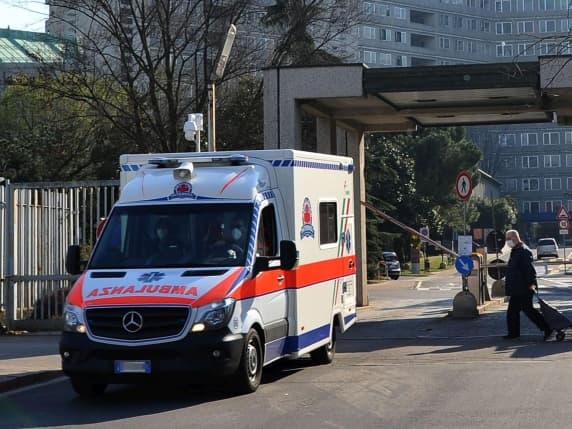 Milano, accoltella la moglie e chiama il figlio: «Ho ucciso tua madre». L'anziana è in gravi condizioni. Il marito è agli arresti domiciliari