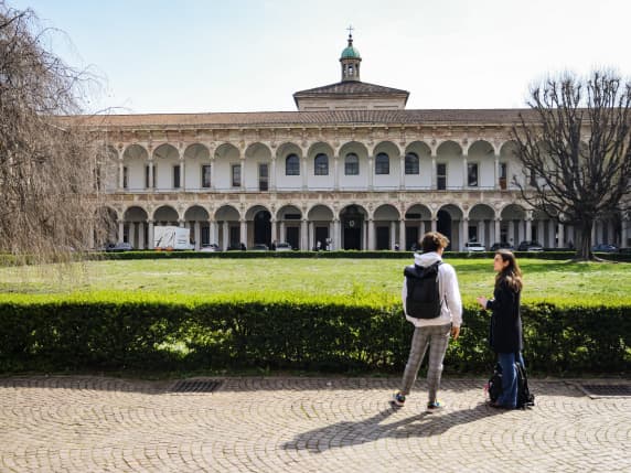 Milano calamita degli universitari: iscritti in aumento negli atenei pubblici, boom di studenti stranieri in Statale