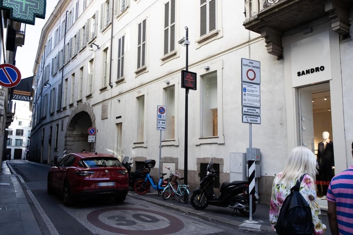 Parcheggia la Lamborghini nel Quadrilatero e lo aggrediscono per l'orologio da 300mila euro: imprenditore si difende