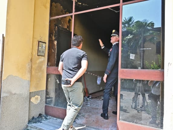 Lomazzo, caccia al piromane che ha causato l'incendio in cui è morto un pensionato di 73 anni. Evacuati 15 condomini
