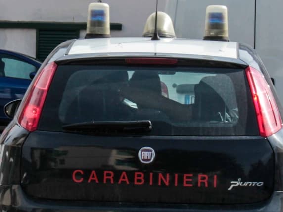 Milano, abusava di una 86enne malata di Alzheimer: operatore di una cooperativa ai domiciliari. La denuncia del figlio che aveva installato le telecamere
