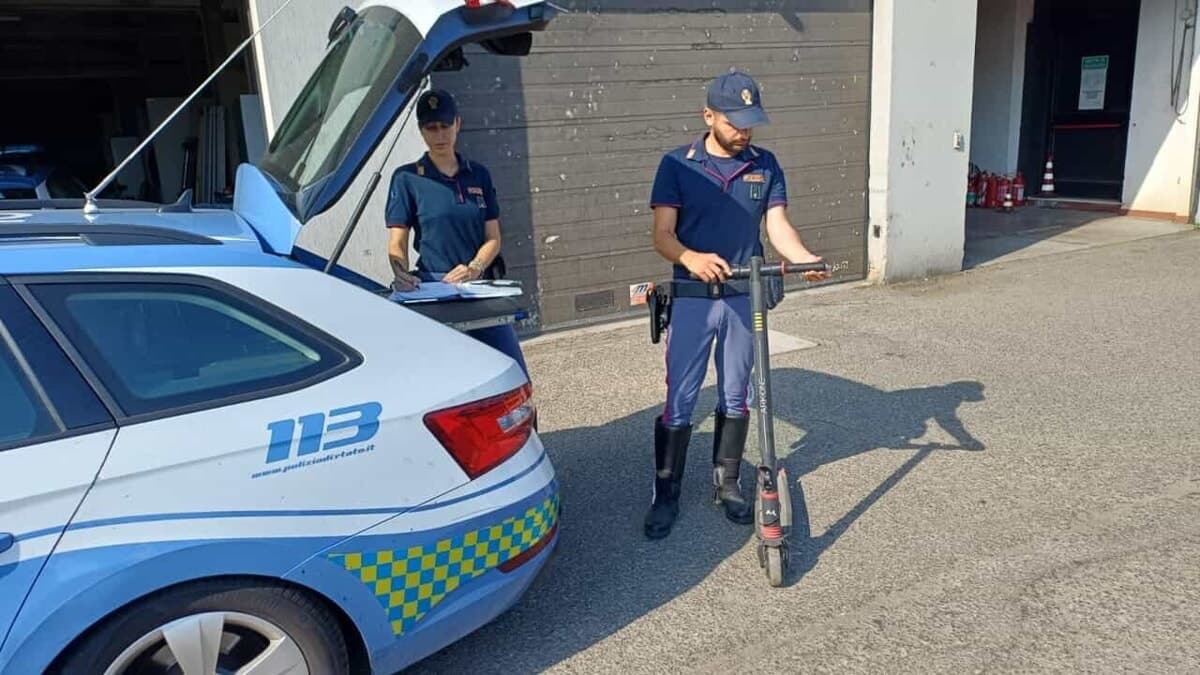 Sfreccia in monopattino sull'autostrada A1: "Ho fretta, devo andare a Milano" (e in tasca aveva la droga)