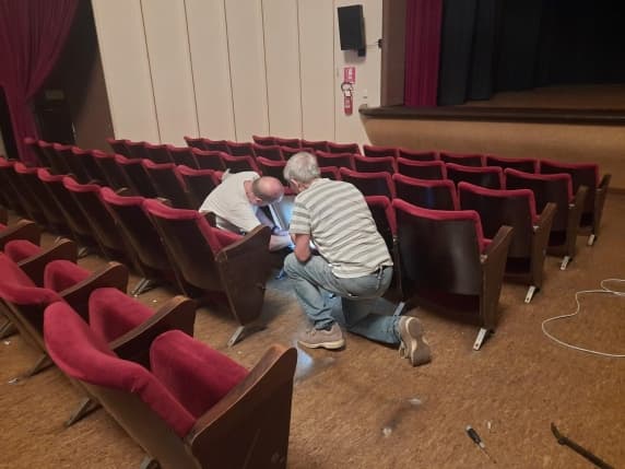 Lecco, le poltroncine del Cinema Palladio (inizialmente destinate alla discarica) vanno a ruba: corsa ad accaparrarsi i ricordi
