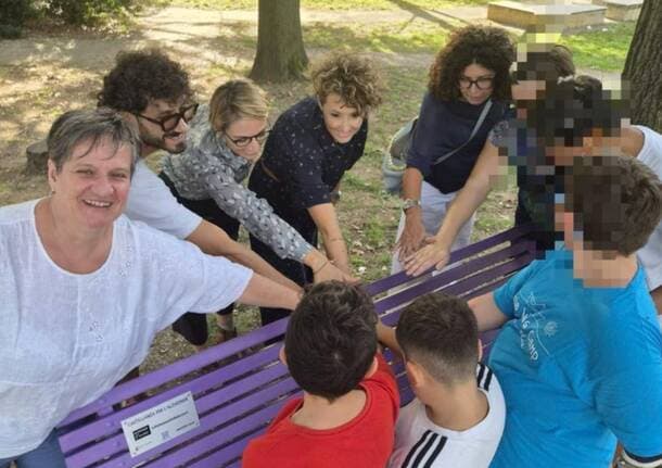 Castellanza - Al Parco Cantoni di Castellanza una panchina viola per sensibilizzare sull’Alzheimer - Archivio - Varese News