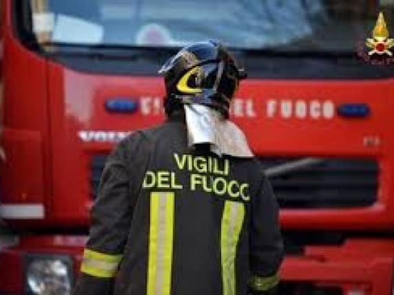 Moglia, bimbo di sei mesi salvato dai vicini allarmati dal pianto: era con la nonna morta da ore per un malore (e il caldo avrebbe influito)