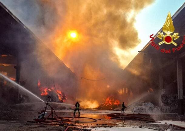 Milanese - Incendio in azienda di trattamento rifiuti a Novate Milanese - Busto Arsizio/Altomilanese - Varese News