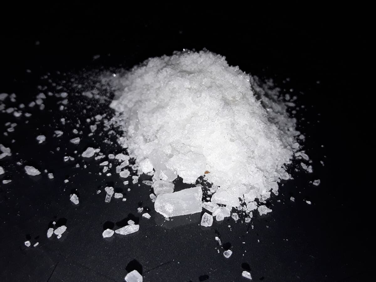 Il blitz in casa e il nascondiglio dietro il bidet: spacciatrice ai domiciliari scoperta mentre pesava la droga