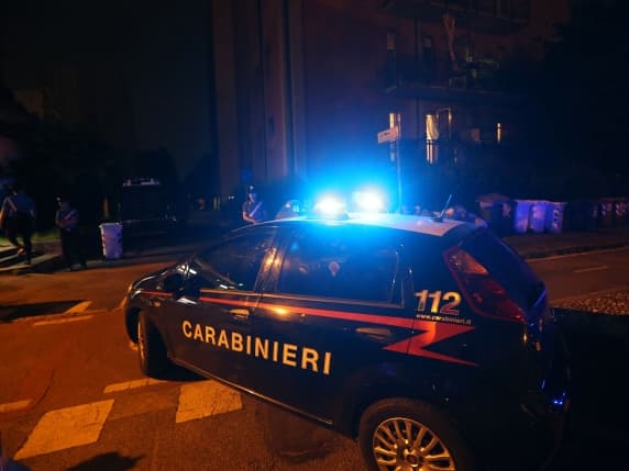 Robbio, 27enne irrompe alla festa di compleanno con ascia e coltello, ferito un uomo intervenuto a difendere la figlia 14enne
