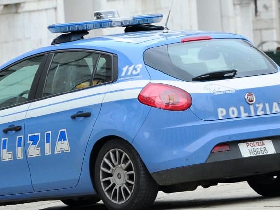 Vigevano, 15enne arrestato per spaccio: aveva in camera un chilo di hashish e bombolette di «droga della risata»
