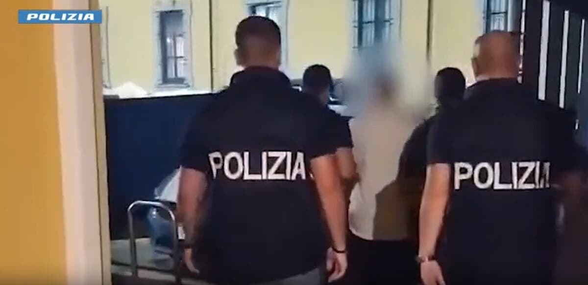 Aggredita e scippata nel sottopasso, poi la svolta in Stazione Centrale: preso un rapinatore