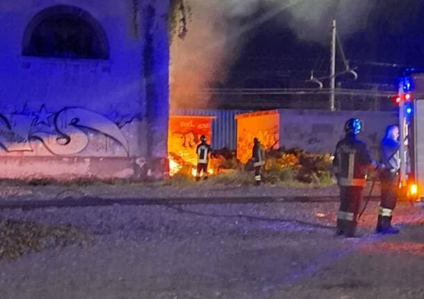 Luino - Fiamme a Luino nella notte nel retro della Stazione -  - Varese News