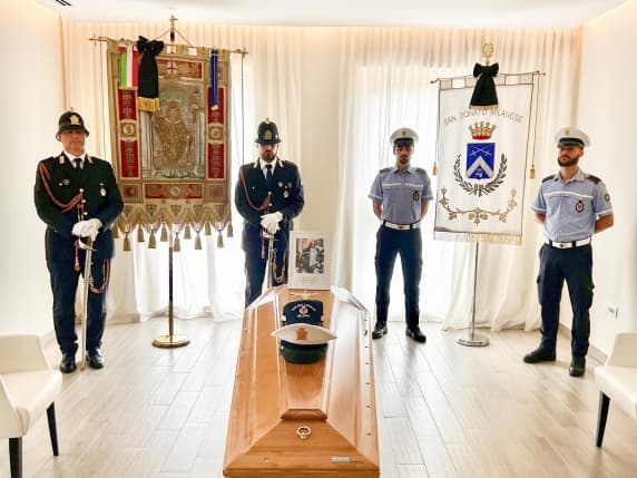 Milano, aperta la camera ardente dell'agente Francesco Imprezzabile. Giovedì i funerali e il lutto cittadino