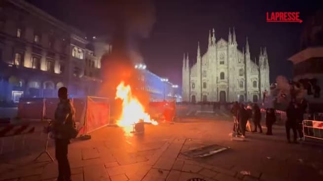 Un cantiere dato alle fiamme in Piazza Duomo a Milano