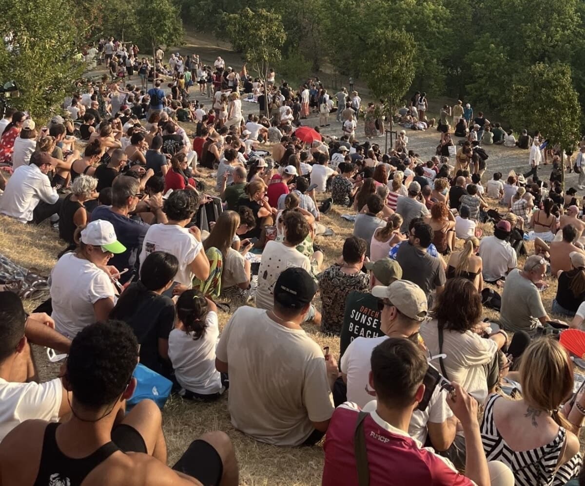 Il tramonto perfetto sul Monte Stella: a Milano tutti con la testa all'insù per l'eclissi solare. Le foto