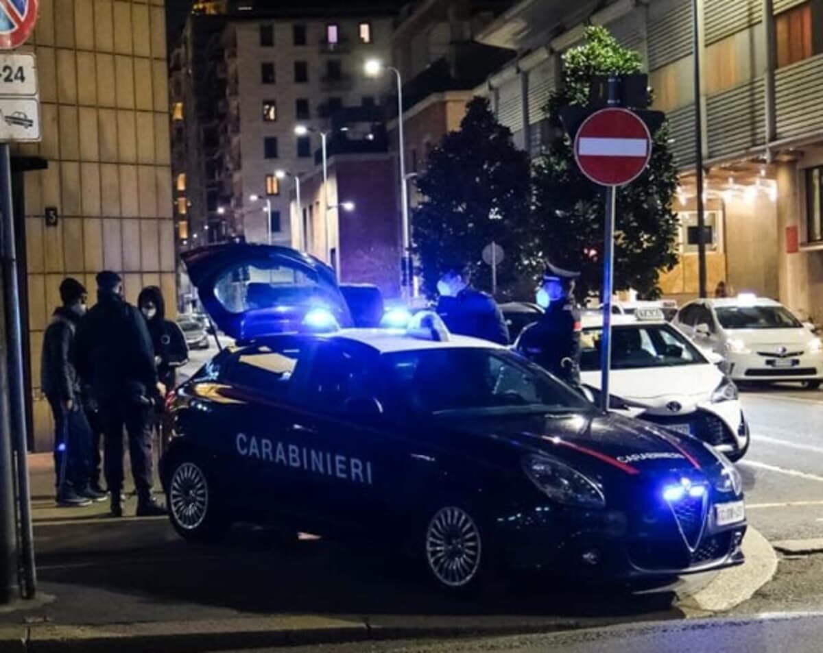 Cocaina e hashish nelle tasche insieme a quattromila euro: 49enne arrestato in via Inganni