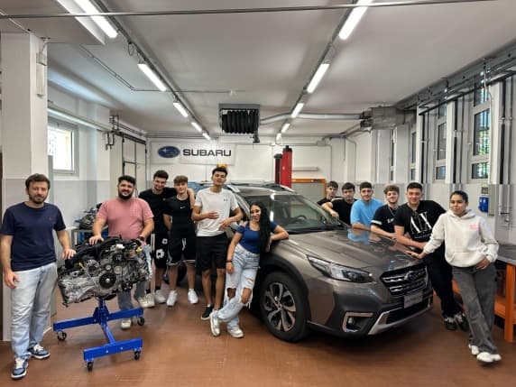 Rho, il Puecher Olivetti sigla una partnership con Subaru: è la prima in Lombardia. «Così formiamo nuovi tecnici riparatori per le imprese del territorio»
