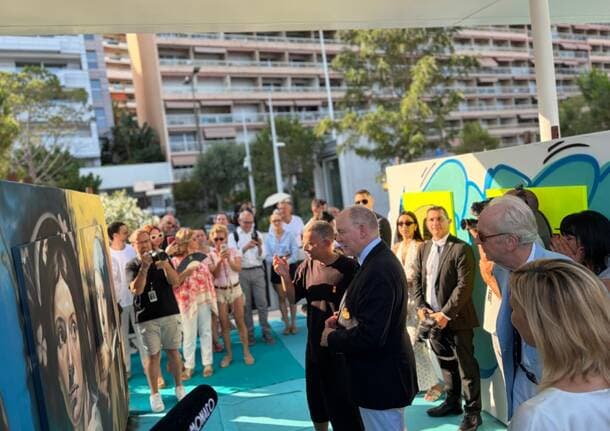Monaco - Lo street artist Andrea Ravo Mattoni a Montecarlo con il principe Alberto -  - Varese News