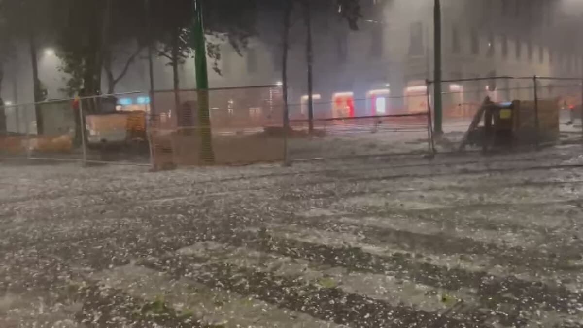 Maxi grandinata a Milano: chicchi grandi come noci