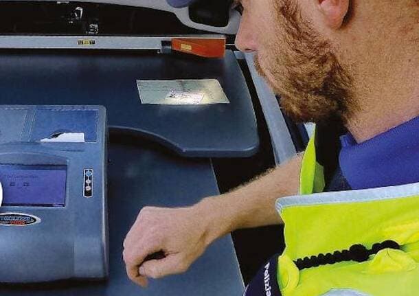 Giornico - Tre autisti denunciati a Giornico per guida in stato di ebbrezza durante i controlli sui mezzi pesanti -  - Varese News