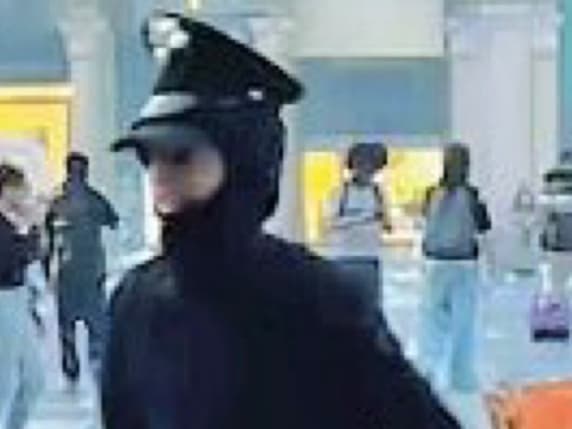 Scontri a Milano, identificato il 16enne di Desio con in testa il cappello soffiato ai carabinieri durante i disordini di sabato