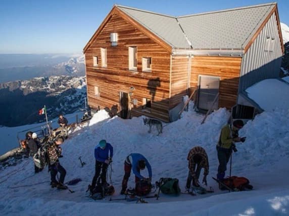Il Cai chiude il rifugio sul Bernina (a 3.609 metri): «Qui la montagna si sta sciogliendo, è pericoloso salire»