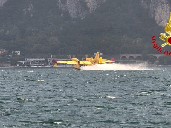 Lecco, le lingue di fuoco infiammano il pendio del Monte Moregallo nella notte e divorano la vegetazione. Canadair in azione