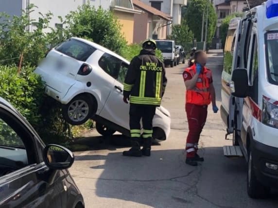 Incidente a Varese, dopo lo scontro tra due macchine una resta «appesa» a mezz'aria su una siepe: ferito il conducente