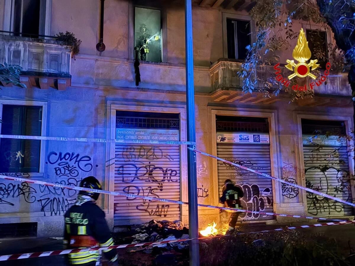 Incendio nella notte in un appartamento a Milano: due persone ustionate e quattro intossicate
