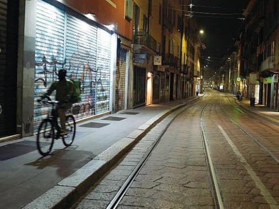 Milano, rider arrestato per violenza sessuale: ha molestato tre donne durante le consegne. S'indaga su altri sette episodi