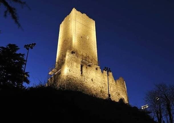 Como - A Como la notte di San Lorenzo le stelle cadenti si guardano dal Castel Baradello - Archivio - Varese News