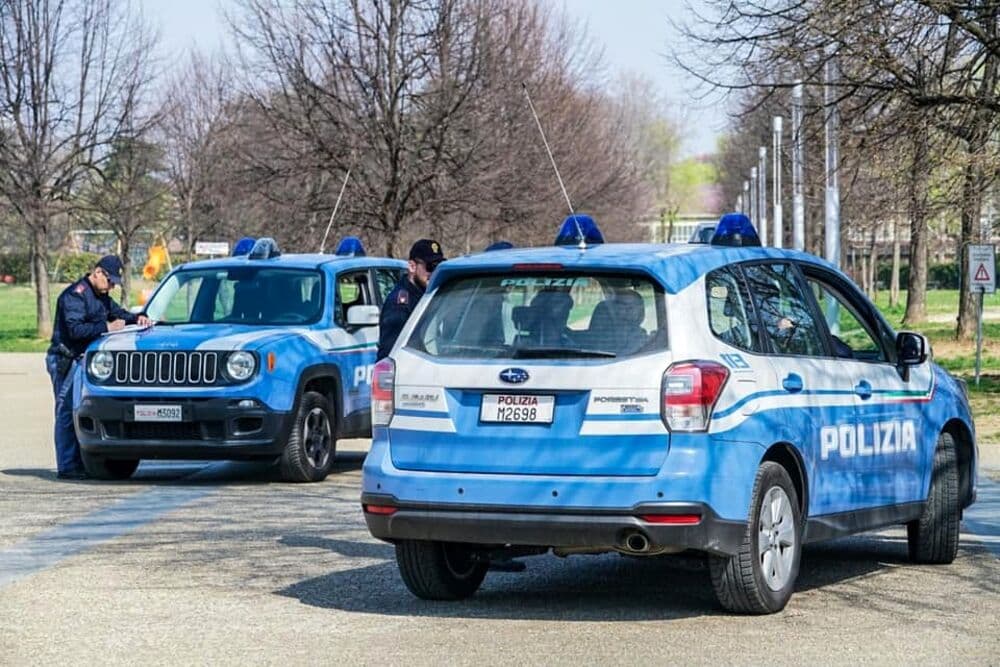 L'80enne che affronta il borseggiatore e la tecnica dell'auta in doppia fila: così la polizia ha incastrato la banda di baby ladri