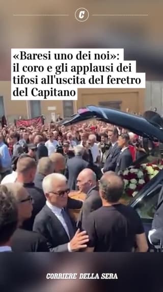 «Baresi uno di noi»: il coro e gli applausi dei tifosi all'uscita del feretro del Capitano