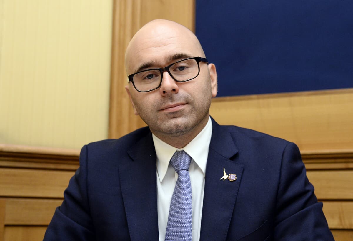 Il senso per le armi del commercialista onorevole Giulio Centemero