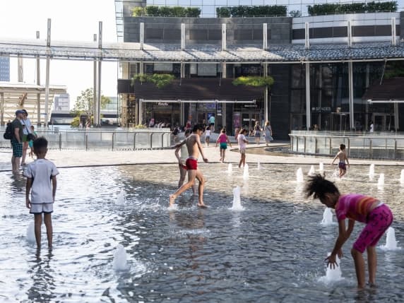 Allerta caldo, il piano di Milano: pasti consegnati a domicilio e pronto soccorso in allerta. Gli aiuti del Comune, dal call center alla «mappa del fresco»