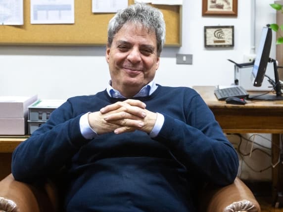 Milano, Roberto Garroni saluta il liceo Virgilio: preside in pensione dopo 21 anni. «Il patto scuola-famiglia è saltato, ma rifarei il prof»