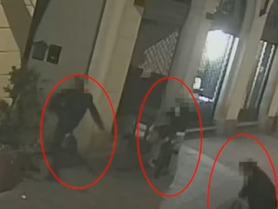 Varese, rapine e botte nel cuore della notte in pieno centro: tre arresti, inchiodati dalle telecamere