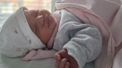 Greta ha una gran fretta e nasce «con la camicia» nel salotto di casa sua