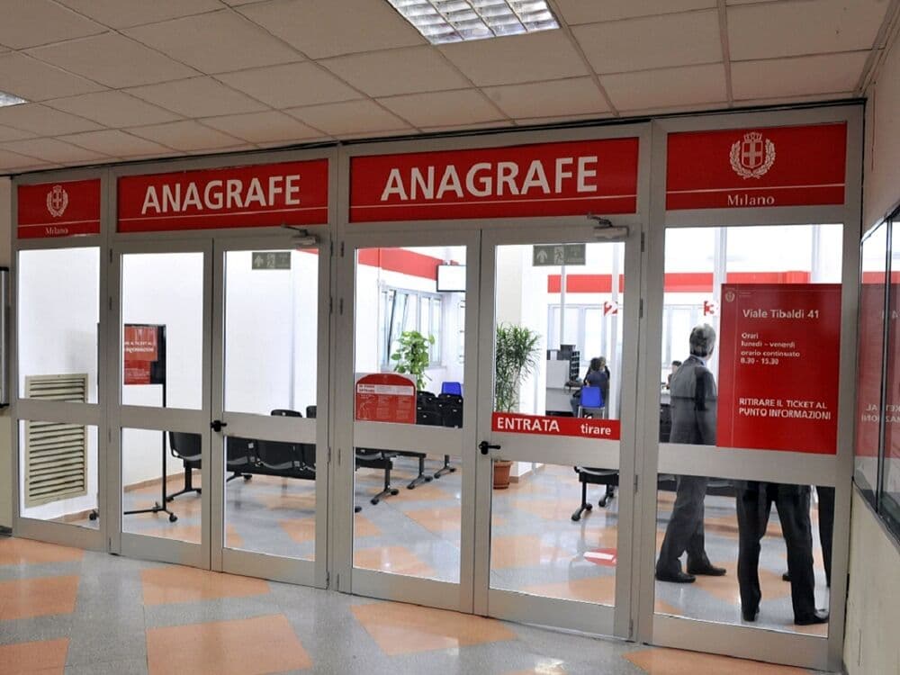 Niente code all'anagrafe a Milano per la carta d'identità: stop al blocco del 3 agosto
