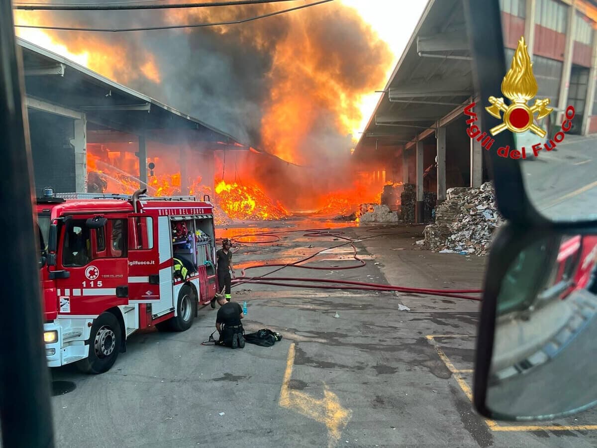 Derubano i pompieri impegnati a spegnere il maxi incendio: parte la gara di solidarietà