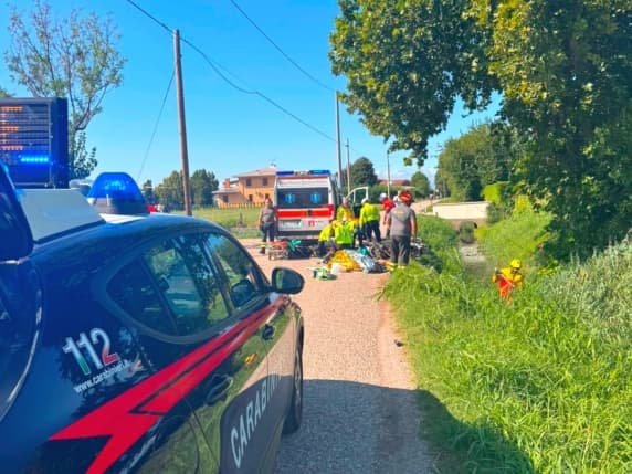 Mantova, anziano in scooter con la moglie si schianta contro un trattore e muore. Grave la donna portata in ospedale