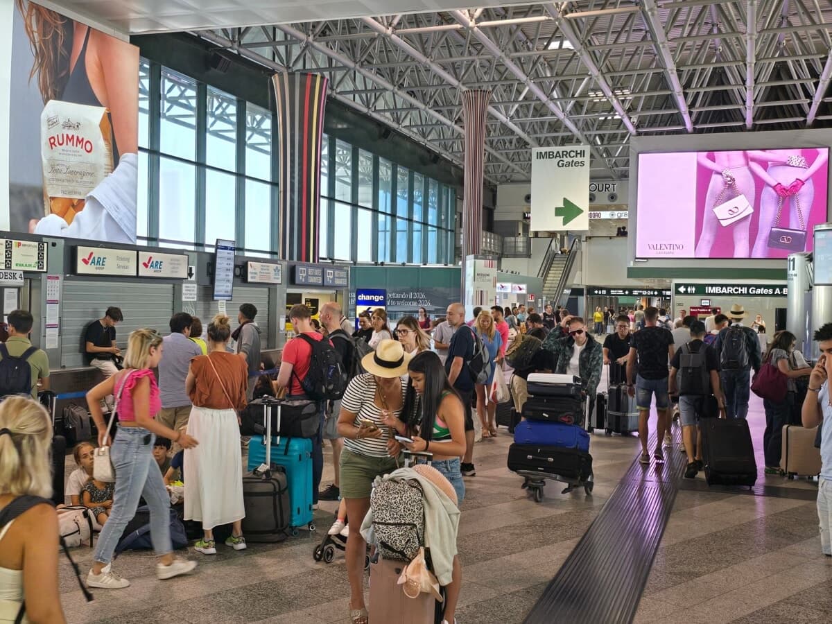 Il nubifragio travolge Malpensa: acqua dal soffitto al Terminal 2 e centinaia di sfollati in Lombardia