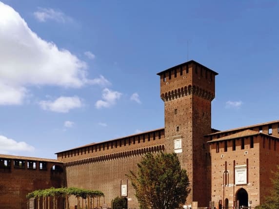 Milano, il cinema sotto le stelle nel Cortile delle armi e la passeggiata «volante» sullo stadio: cosa fare il 16 agosto