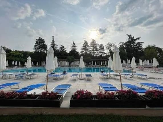 Rivanazzano Terme, 76enne muore dopo un tuffo in piscina: il massaggio cardiaco poi la corsa in ospedale