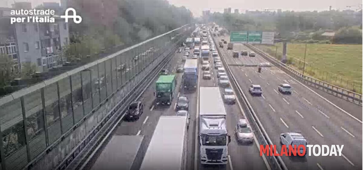 Incidente in autostrada alle porte di Milano: tre chilometri di coda, coinvolti due bambini