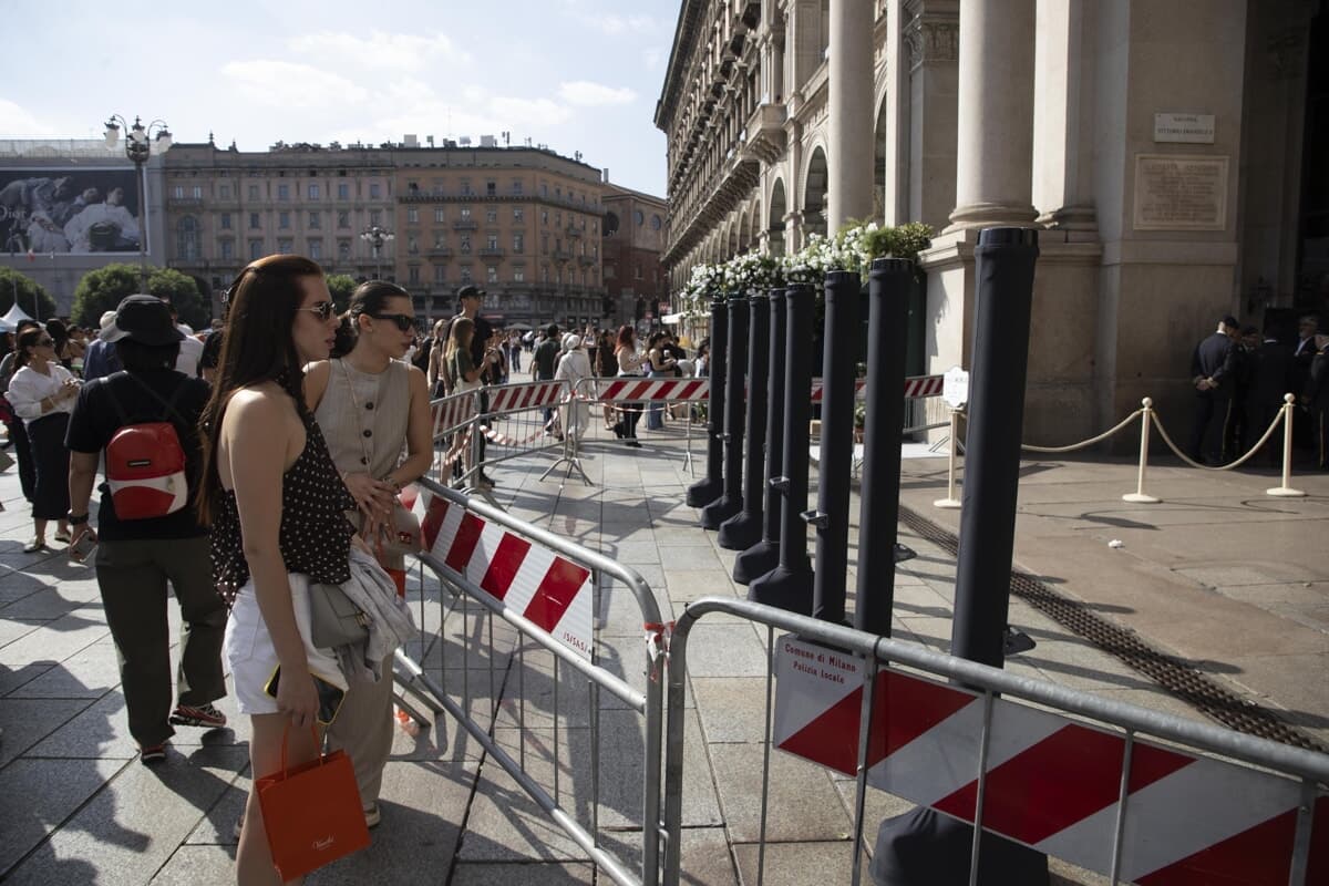 Milano blindata per la sfilata di Vogue: M1 Duomo chiusa, divieti e caccia ai vip