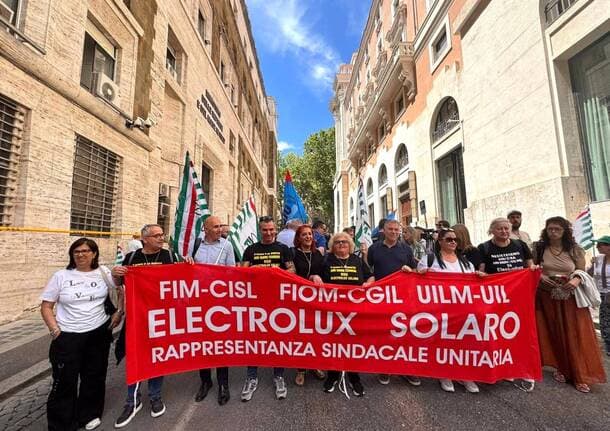 Solaro - Electrolux congela esuberi e chiusure: 50 giorni per trovare un accordo. La sindaca di Solaro: “Ripartiamo da qui” -  - Varese News