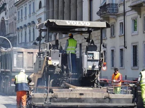 Milano, manutenzione delle strade: il Comune raddoppia l'investimento con 56 milioni. La mappa degli interventi: «Arriva l'asfalto che si rigenera»